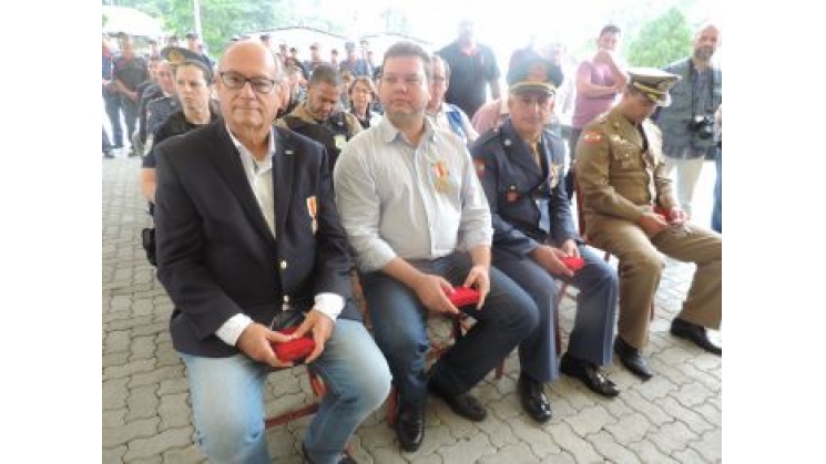 Presidente e vice da Acib são condecorados pelo Batalhão de Bombeiros Militar