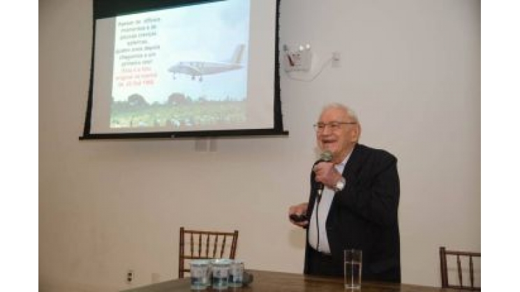 Palestra do Dr. Ozires Silva atraiu empresários e jovens ligados ao setor de tecnologia em Blumenau