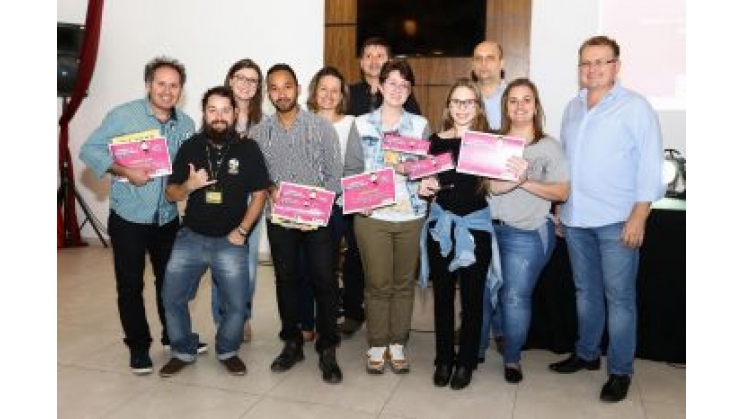 Núcleo de Mídia Exterior entrega prêmio para universitários