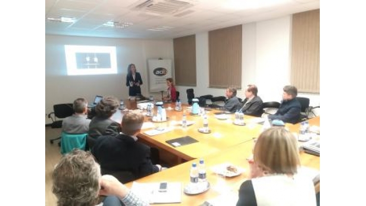 Promotora apresenta vantagens do trabalho dos apenados