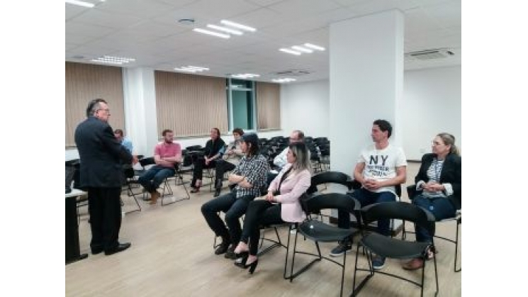 Em palestra na Acib, Félix Theiss destacou o papel das pessoas para o sucesso das empresas