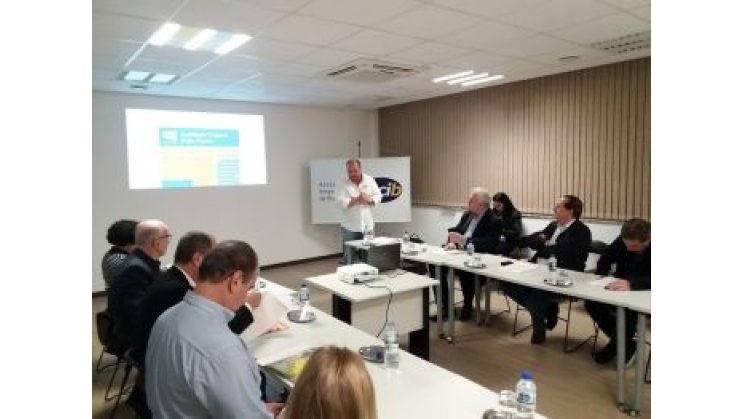Uniasselvi apresenta dados sobre o negócio para diretoria da Acib