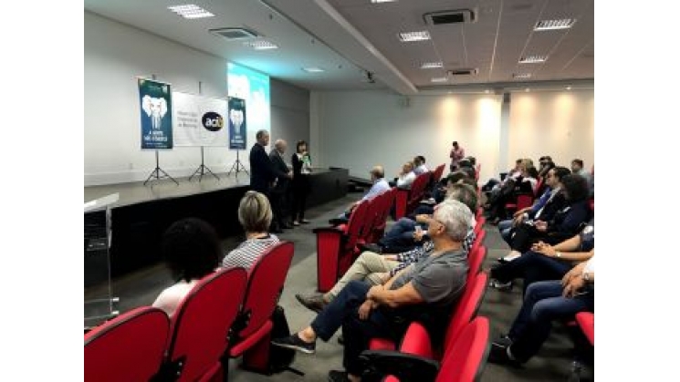 Vale do Itajaí apresenta pleitos do Voz Única aos candidatos da região