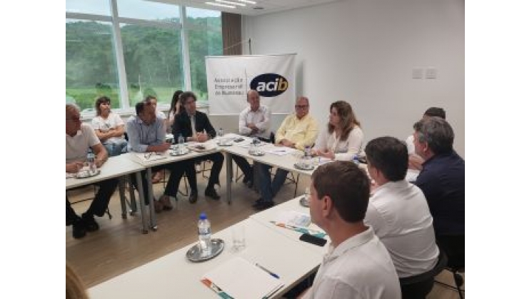 Reitora eleita da Furb conversa com empresários da Acib