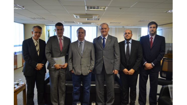 Comitiva blumenauense entrega estudo por delegacia da PF em Brasília