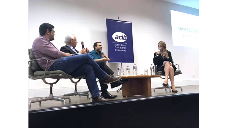 Painel sobre perspectivas políticas reuniu cerca de 150 pessoas em Blumenau