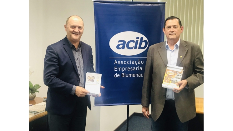 Acib apoia Apae na venda de rifas em prol da entidade