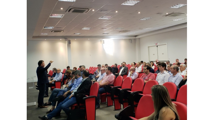 Deputado federal Darci de Matos fala com empresários sobre Reforma Tributária
