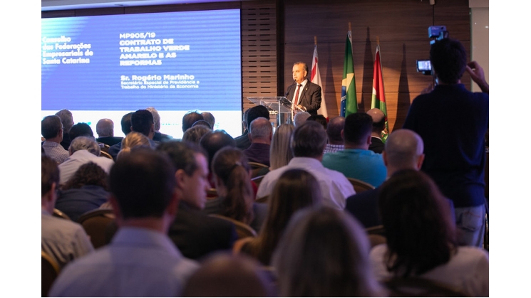 Governo prepara mudanças no eSocial para janeiro, diz secretário especial do Ministério da Economia na Fiesc