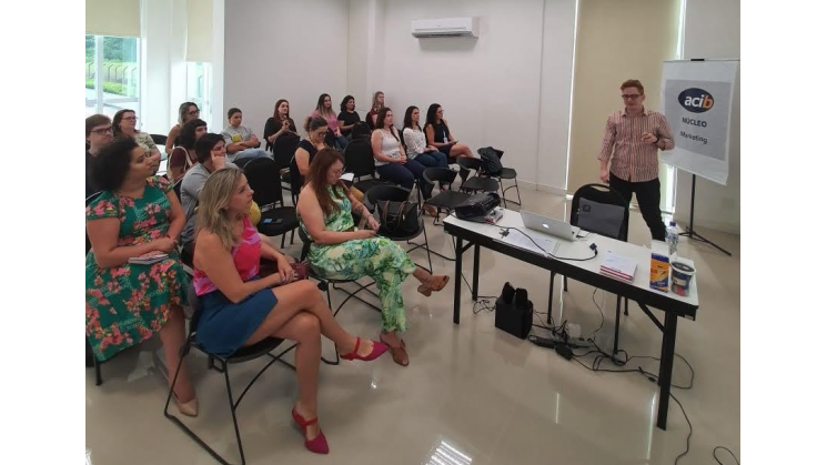 Núcleo e Marketing debate estudo de personas