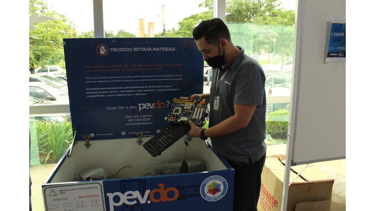 Hennings recebe ponto de coleta do Acib Recicla