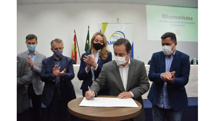 Governadora Daniela Reinehr anuncia investimentos e conhece modelo de combate à pandemia em Blumenau