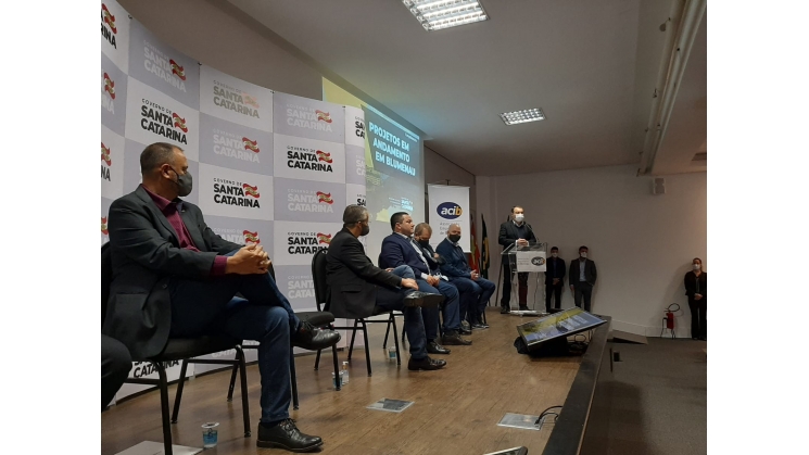 Governador Carlos Moisés assina na Acib ordem de serviço para SC-108