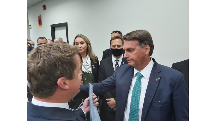 Acib assina documento entregue ao presidente Bolsonaro solicitando aplicação de recursos nos lotes 1 e 2 da BR-470