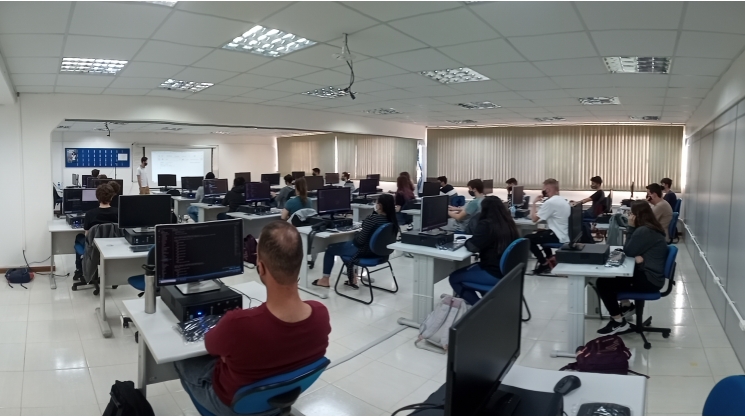 Entra 21: Curso para desenvolvedores na área de tecnologia tem vagas abertas para todo o Estado