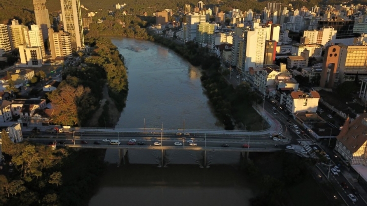 ACIB conhece modelo de previsão de cheias do rio Itajaí por meio de redes neurais
