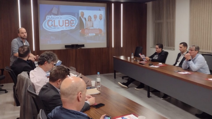Vice-presidente regional da ACAERT apresenta na ACIB pesquisa sobre o rádio em SC