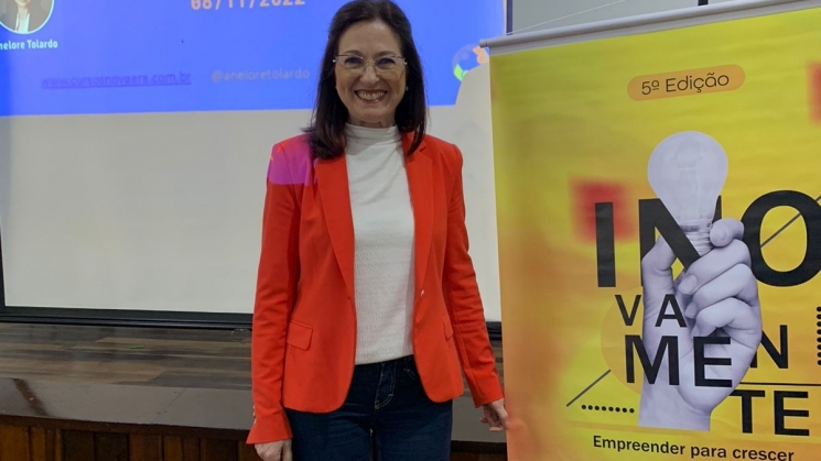 Coordenadora do Núcleo Mulher Empresária da ACIB faz palestra em escola
