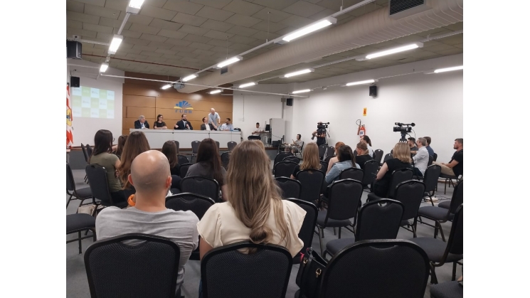 Talk show sobre experiências e oportunidades marca abertura da Semana da Língua Alemã em Blumenau