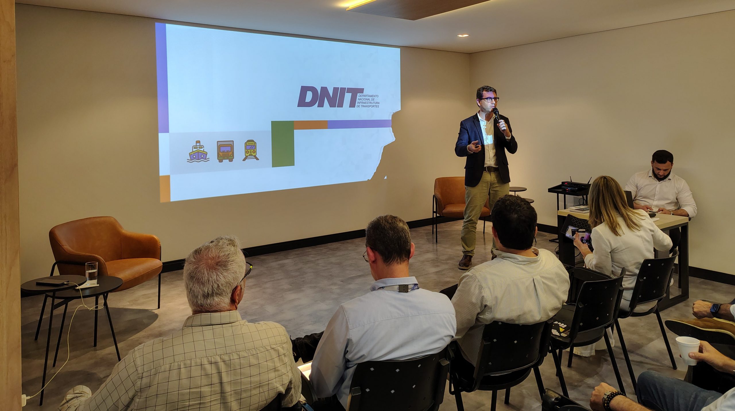 ACIB recebe DNIT e SCGÁS para discutir obras da BR-470