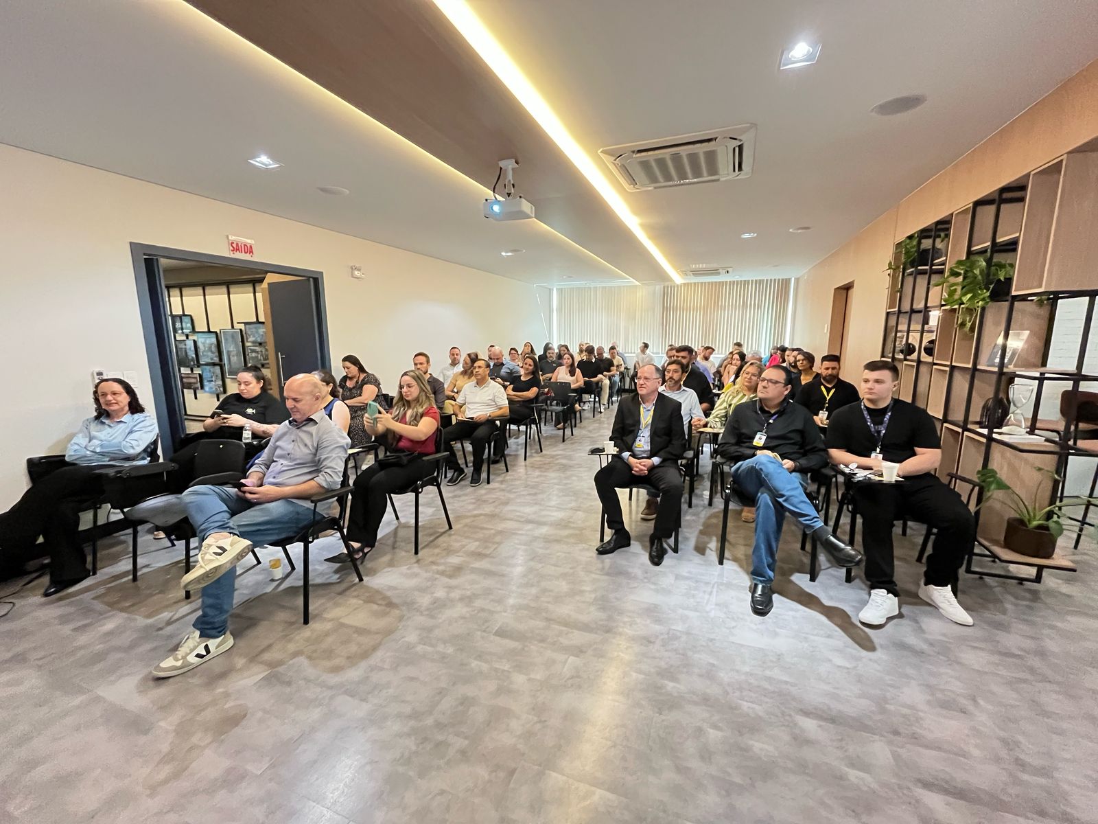 ACIB promove café para associados