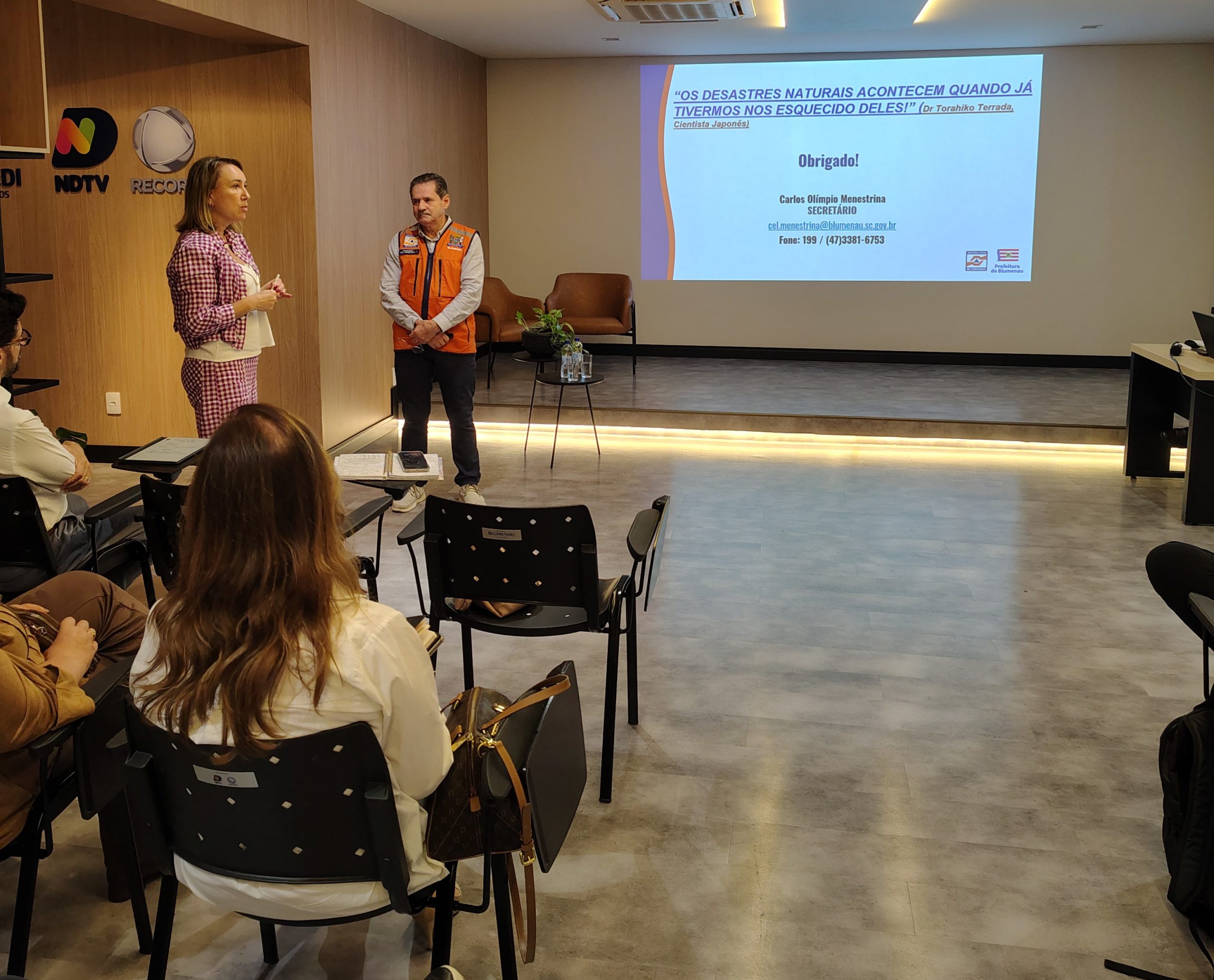 Secretarias de Defesa Civil e Turismo de Blumenau participam de reunião na ACIB