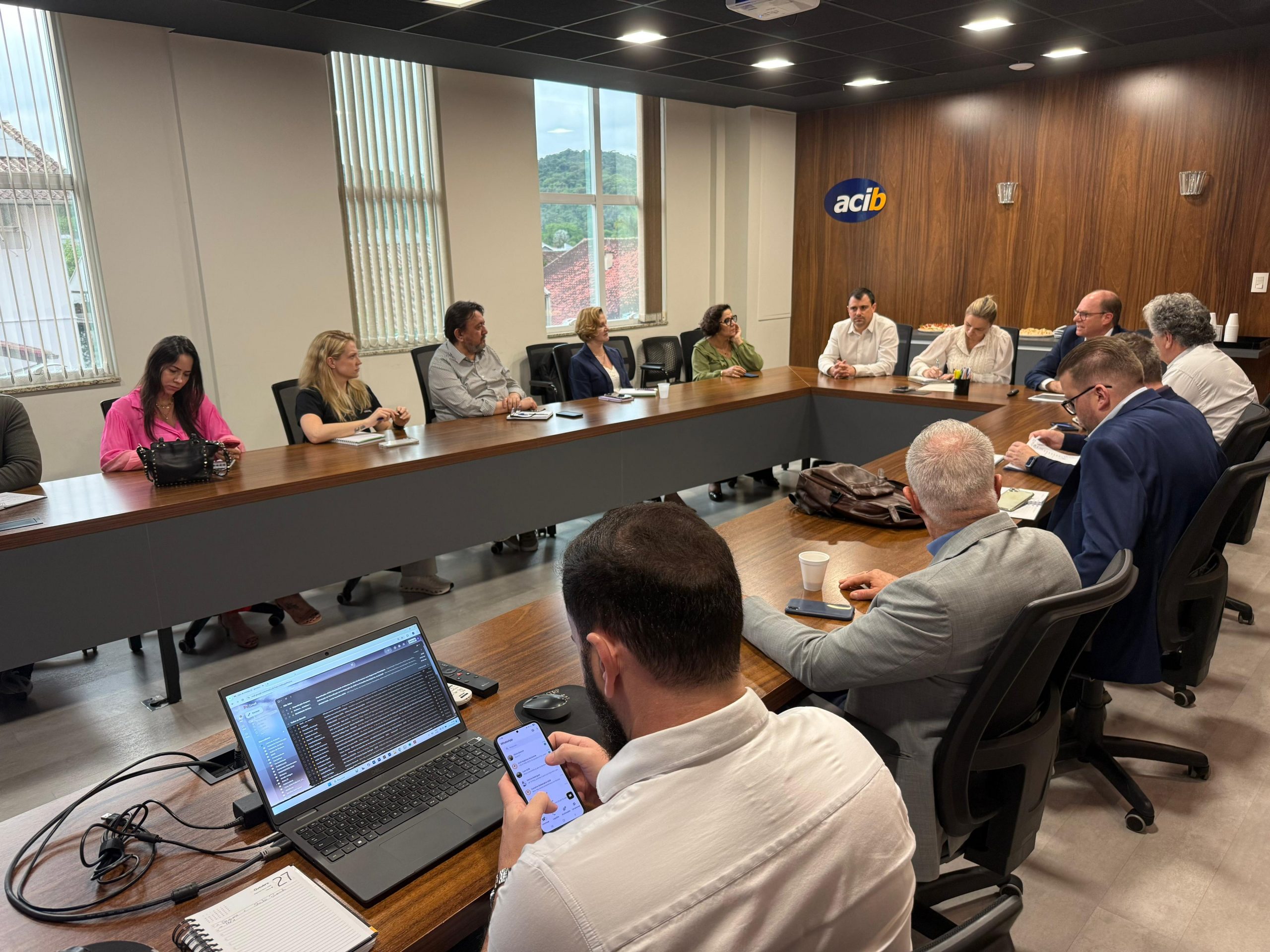 ACIB recebe SCGÁS para discutir andamento das obras na BR-470