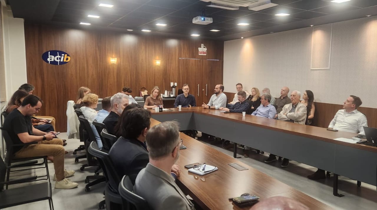 Acib recebe gestores da Unimed Blumenau durante reunião de Diretoria