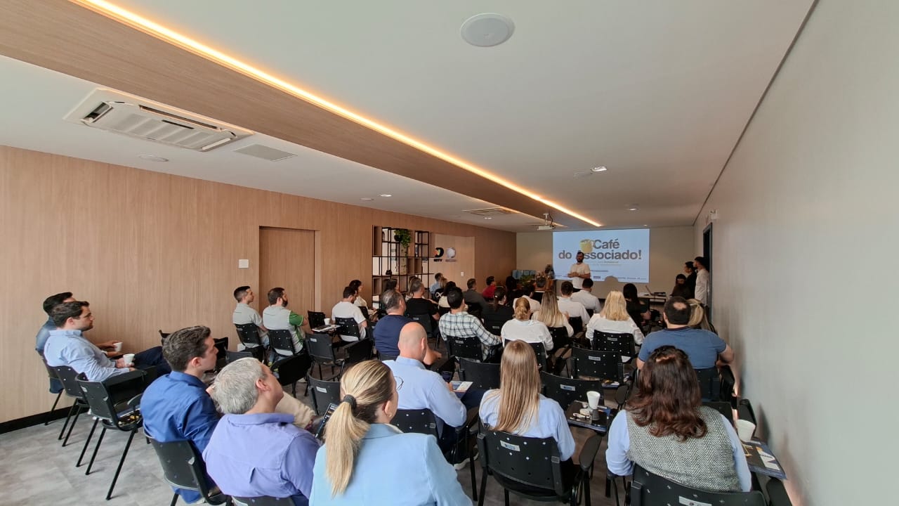 Última edição do Café com Associado de 2025 reúne cerca de 50 pessoas