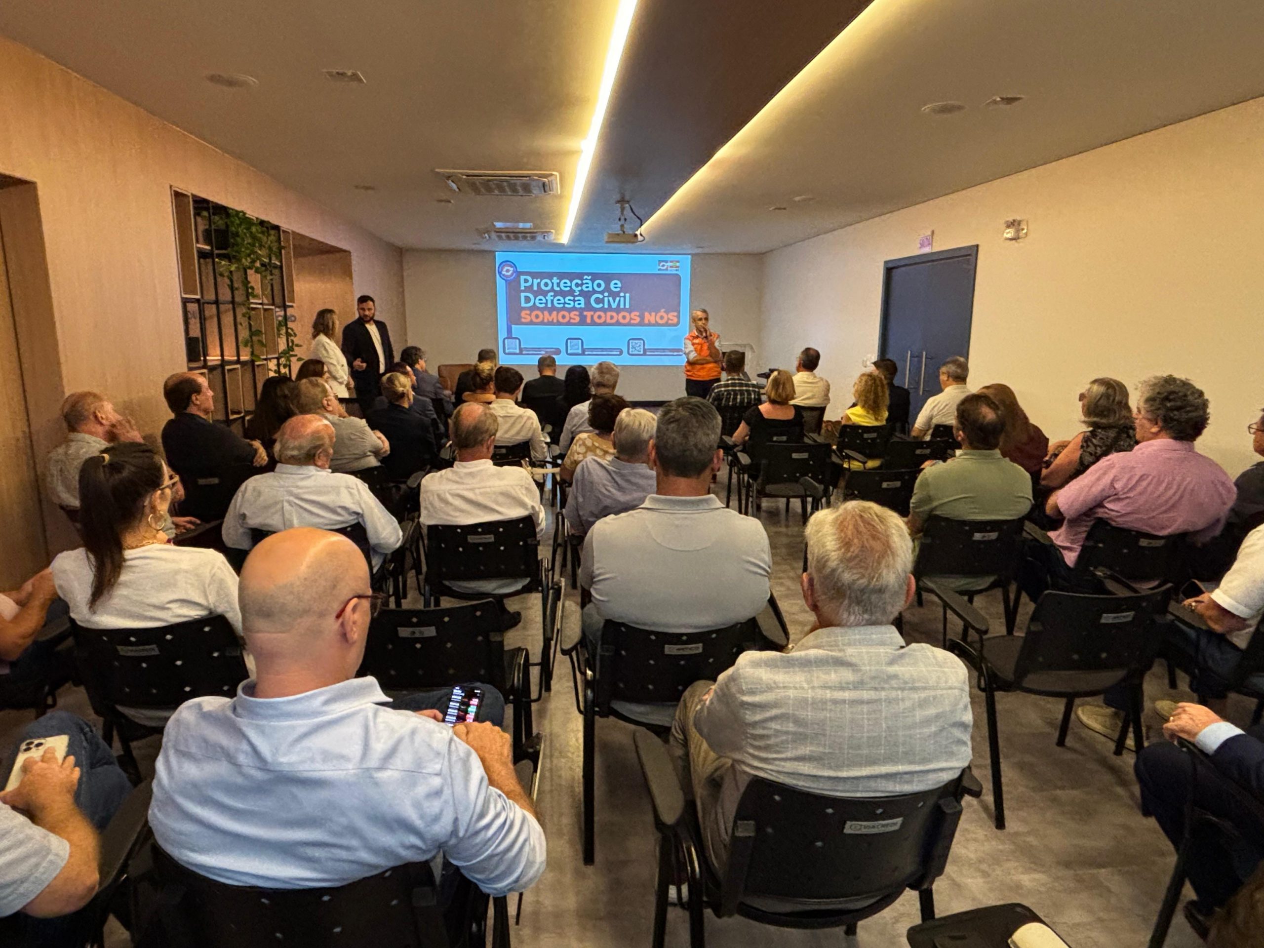 Secretário de Estado da Defesa Civil apresenta panorama das barragens em reunião da ACIB